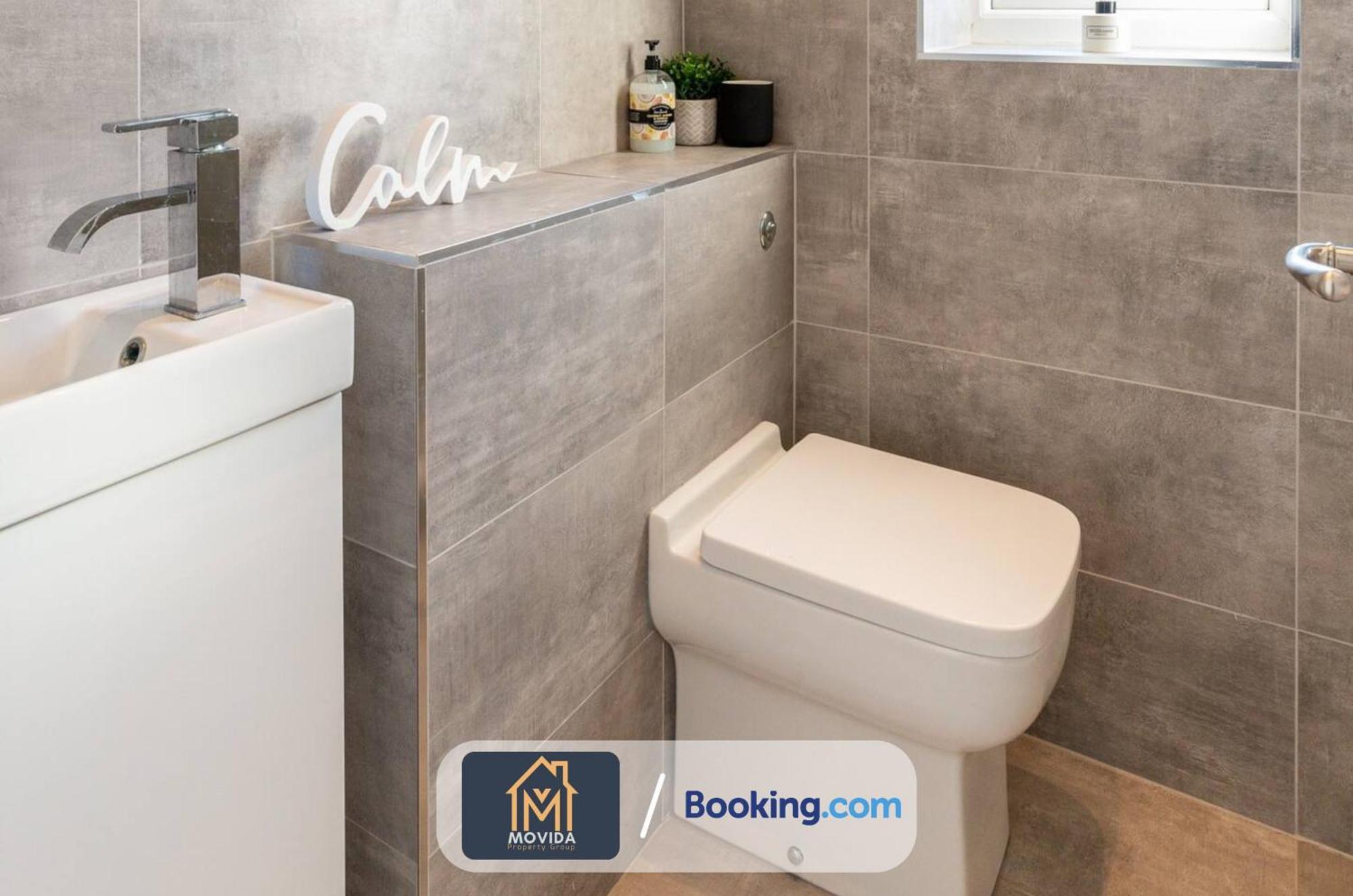 Large Modern 6 Bedroom House By Movida Property Group Short Lets & Serviced Accommodation With Games Room Leeds  Kültér fotó