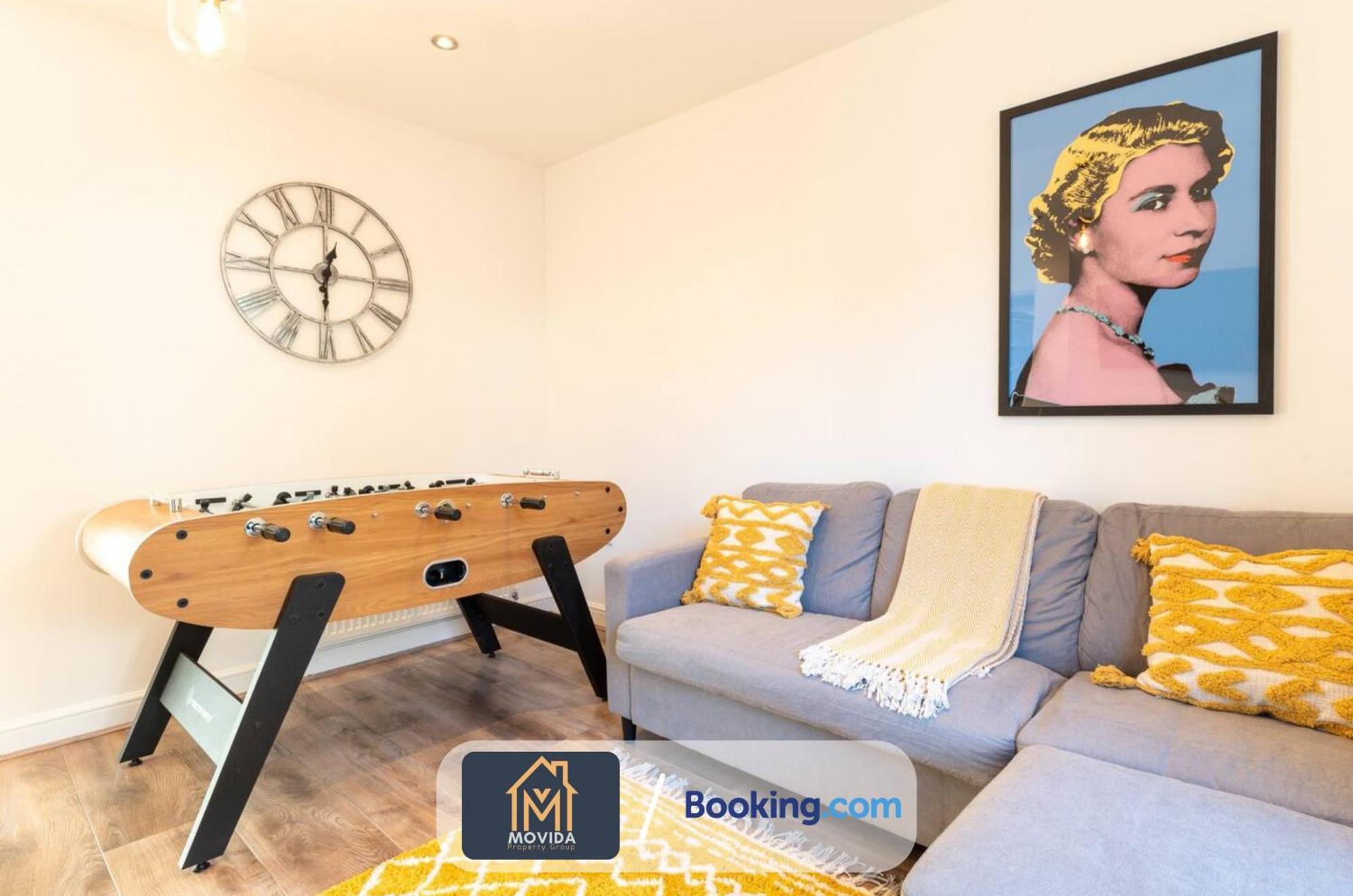 Large Modern 6 Bedroom House By Movida Property Group Short Lets & Serviced Accommodation With Games Room Leeds  Kültér fotó