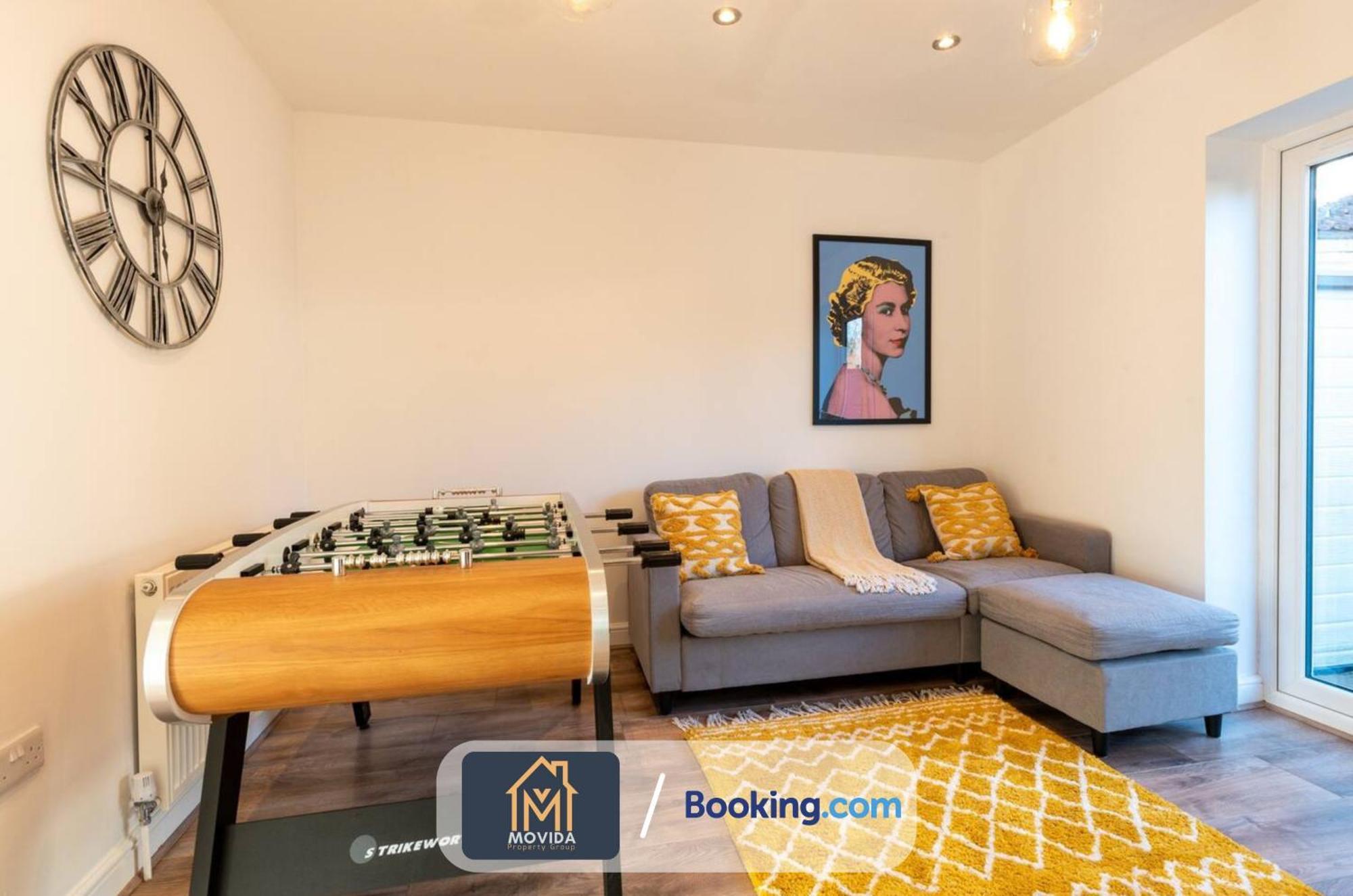 Large Modern 6 Bedroom House By Movida Property Group Short Lets & Serviced Accommodation With Games Room Leeds  Kültér fotó