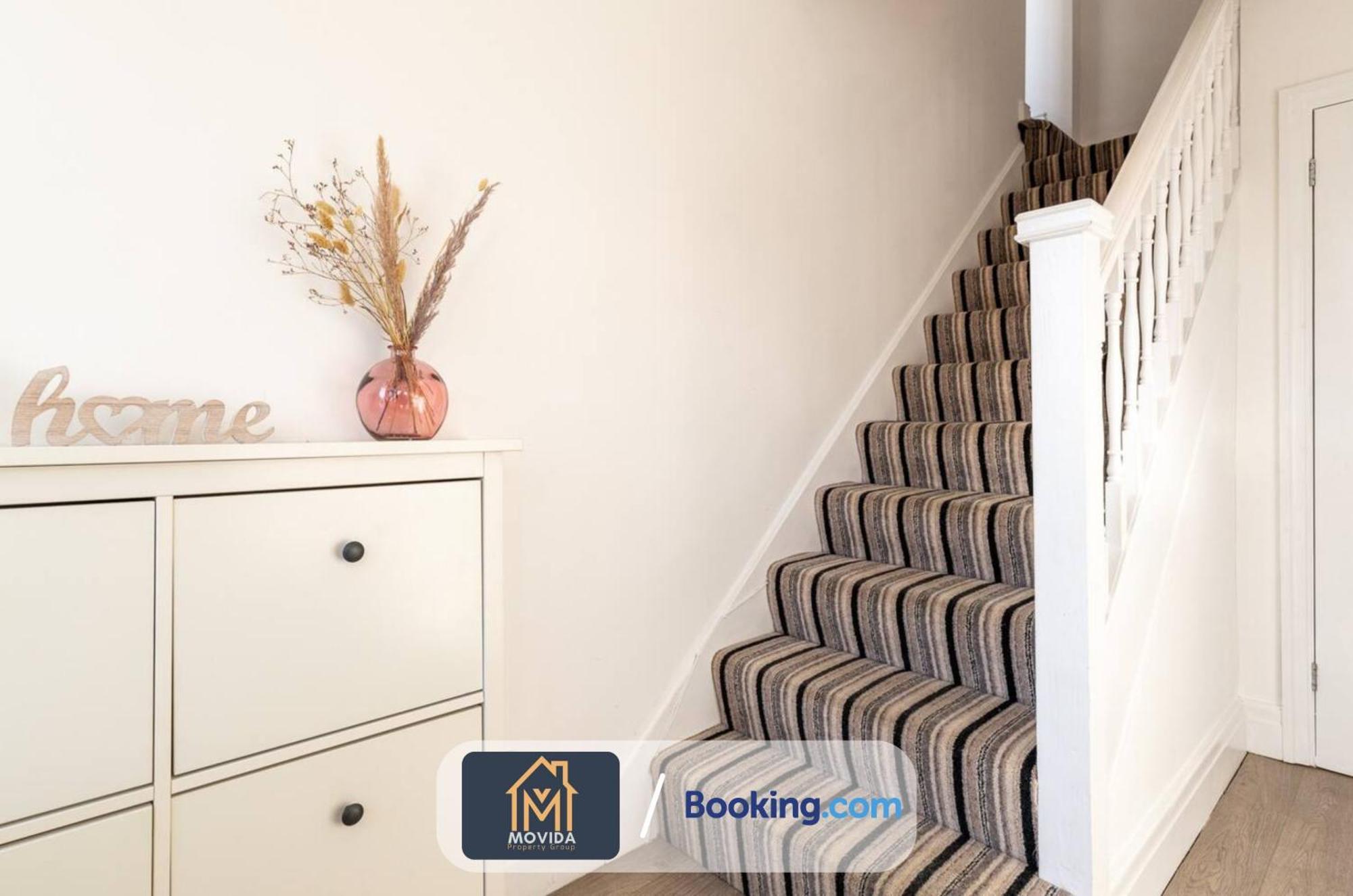 Large Modern 6 Bedroom House By Movida Property Group Short Lets & Serviced Accommodation With Games Room Leeds  Kültér fotó
