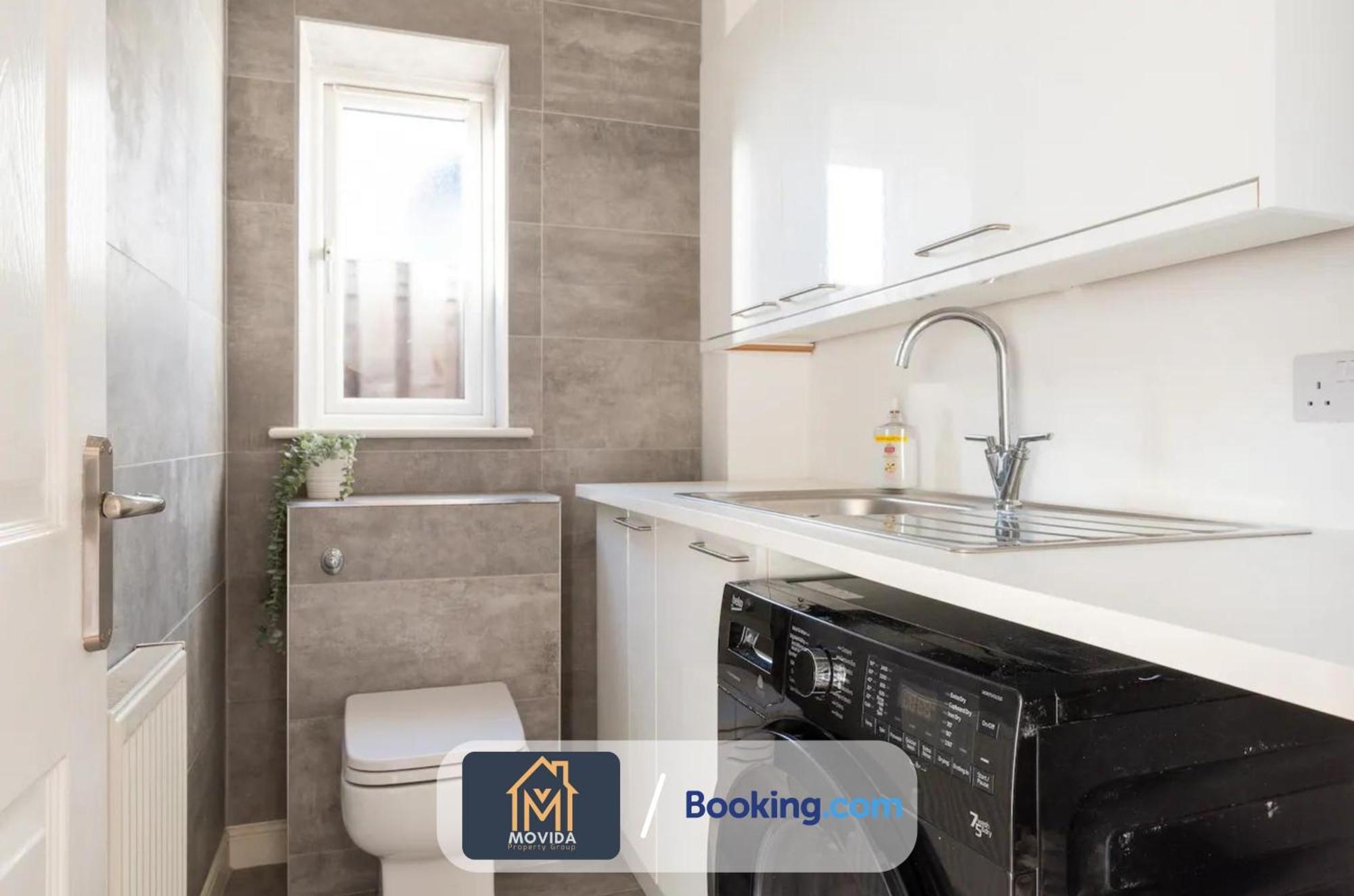 Large Modern 6 Bedroom House By Movida Property Group Short Lets & Serviced Accommodation With Games Room Leeds  Kültér fotó